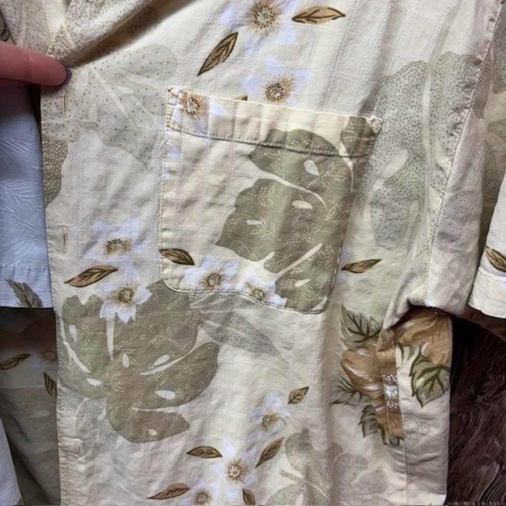 St Johns Bay Mens Tropical Hawaiian Shirts Lot of 2 Blue Cream Floral L/XL - Picture 3 of 10